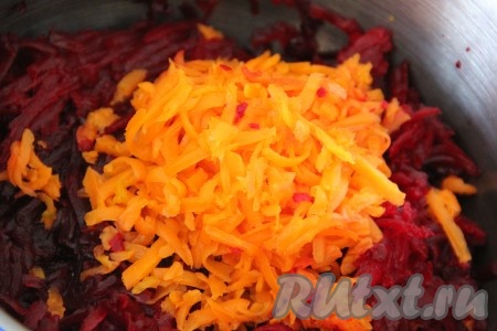 Морковь натереть на крупной тёрке и добавить к свекле.