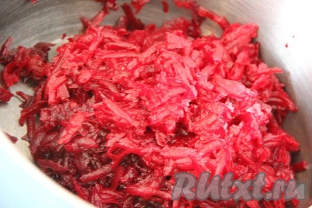 Свеклу натереть на крупной тёрке в глубокую миску.