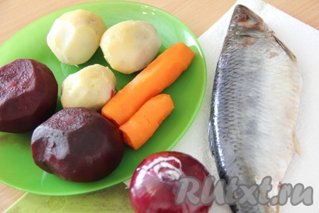 Подготовить продукты для приготовления салата "Ленивая селёдка под шубой". Заранее сварить в кожуре свеклу (на варку потребуется 50-60 минут с момента закипания воды). Отдельно отварить в кожуре картошку и морковку (на варку картофеля с момента закипания воды потребуется минут 25, морковь будет готова минут через 35). Полностью готовые варёные овощи будут легко прокалываться ножом. Остудить варёные овощи, а непосредственно перед приготовлением салата почистить. Лук почистить.&nbsp;