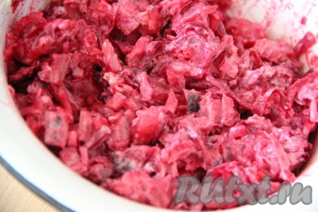 Непосредственно перед подачей заправить салат "Ленивая селёдка под шубой" майонезом, если нужно, подсолить и хорошо перемешать.