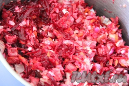 В миску с овощами добавить лук и селёдку, хорошо перемешать.