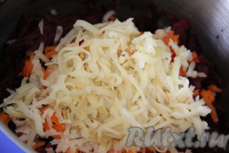 Картофель тоже натереть на крупной тёрке и добавить в миску с овощами.