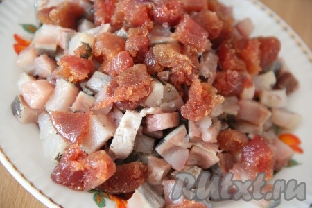 Сельдь разделить на филе и тщательно очистить от косточек. Кстати, по желанию можно пропустить рыбное филе через мясорубку. Я решила нарезать рыбу на мелкие кусочки. Икра, которая была в селёдке, тоже пошла в "ленивую" закуску.