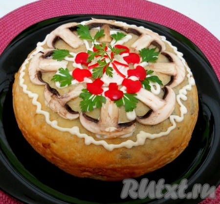 Готовый блинный пирог с мясом украшаем по своему усмотрению.
