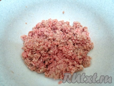 Для приготовления фарша для блинного пирога пропускаем мясо через мясорубку.
