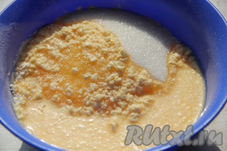 Отдельно смешать масло комнатной температуры, яйца и молоко, полученную массу добавить к сухим ингредиентам и перемешать.
