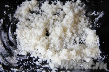 Отдельно приготовить крошку для наших ягодных кексов, для этого смешать сахар, муку и растительное масло.
