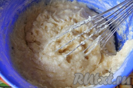 Все тщательно перемешать. Тесто получится достаточно густым.
