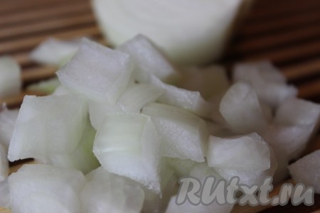 Лук очистить, промыть, мелко порубить.
