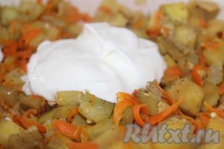 Затем в сковороду с овощами добавить сметану, грибную приправу, пропущенный через пресс чеснок, посолить, поперчить по вкусу, перемешать. Потушить 5 минут, постоянно помешивая.