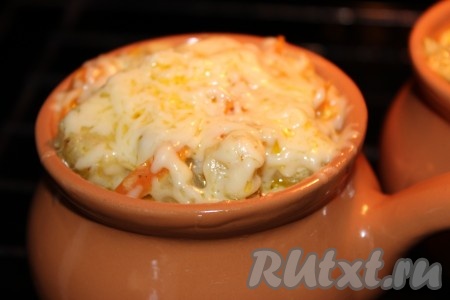 Разложить жульен из баклажанов со сковороды в подготовленные формочки. Посыпать натёртым сыром. Поместить в заранее разогретую до 200 градусов духовку и запекать 10-15 минут (до образования лёгкой сырной корочки).