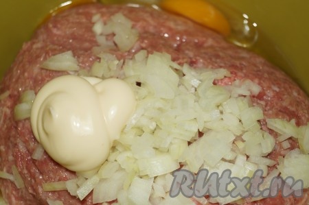 Для приготовления фарша кусочек мяса пропустить через мясорубку. Репчатый лук очистить, мелко нарезать и добавить к фаршу вместе с яйцом и майонезом.&nbsp;
