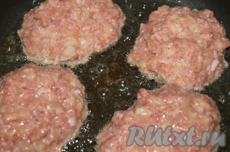 Сформировать небольшие котлеты, по желанию обвалять в панировочных сухарях или муке. Но я решила ни в чём не обваливать. Жарить котлеты из цветной капусты и фарша на раскаленной сковороде с двух сторон до золотистого цвета (крышкой не накрывать). После того как все котлеты вы обжарите с двух сторон, переложите их обратно в сковороду, накройте крышкой и потомите минут 10 на очень маленьком огне.
