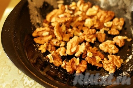 В тыкву ввести все ингредиенты и хорошенько перетереть блендером. 