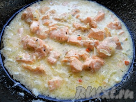 Добавить сливки или молоко, поперчить, посыпать специями. Перемешать всё, добавить измельченный чеснок и подержать на огне еще 5 минут.
