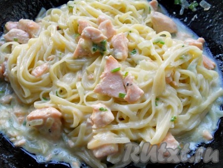 В сковороду с семгой добавить измельченную зелень, перемешать. Сразу же выложить сюда отваренные спагетти. Все хорошенько перемешать и выключить газ.