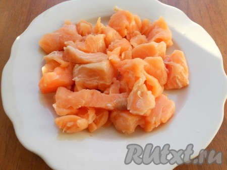 Филе семги нарезать средними кусочками.

