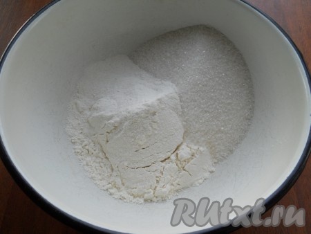 Смешать просеянную муку с сахаром, солью и разрыхлителем.