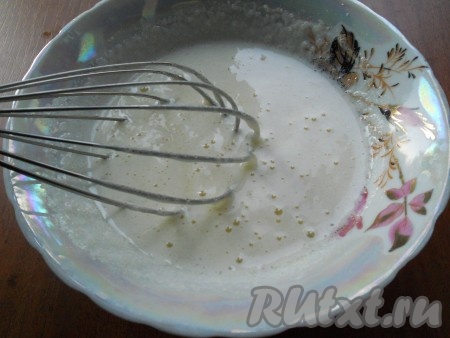 Приготовить заливку: взбить венчиком яйцо с сахаром в пену.