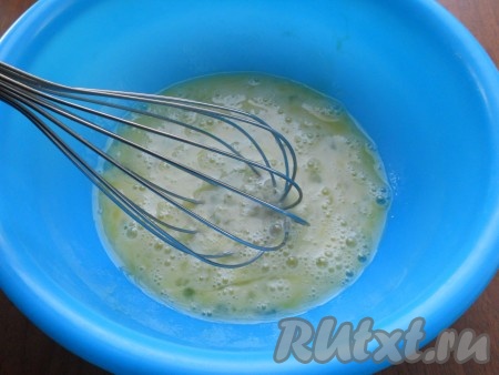 Яйца взбить венчиком.