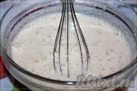 Взбить белки с сахаром до густой пены.
