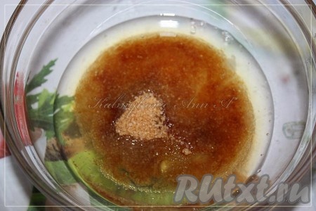 Яичные белки отделить от желтков. Соединить белки с сахаром. 
