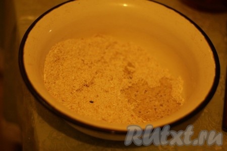 Для приготовления основы нашего пирога смешать овсяную муку, воду, яичный белок и корицу.
