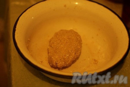 Замесить эластичное тесто. При необходимости добавить еще воды.
