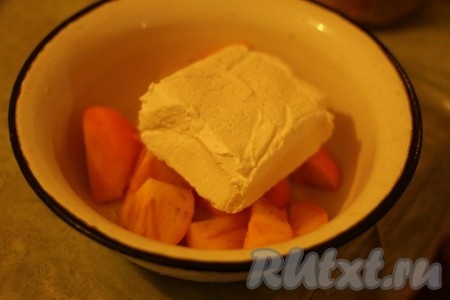 Духовку разогреть до 180 градусов. Поставить основу пирога из овсяной муки выпекаться на 10 минут. Тем временем, для начинки хурму нарезать небольшими кусочками и измельчить её блендером вместе с творогом.
