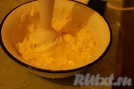 Добавить в начинку яичный белок, мед и ванилин.
