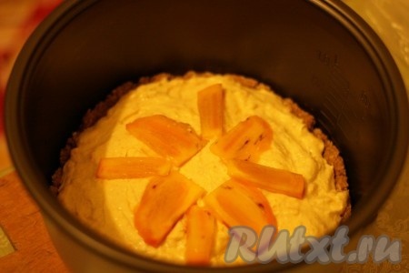 Выложить творожную начинку на испеченную основу пирога. По желанию пирог можно украсить кусочками хурмы.
