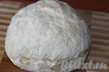 Замесить мягкое тесто. Оно должно быть вязким, эластичным.
