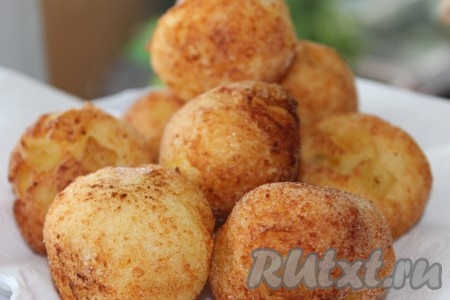 В сотейнике или кастрюле сильно разогреть растительное масло для фритюра, затем, нагрев масло, уменьшить огонь до среднего уровня. Жарить творожные шарики примерно 3-4 минуты (они со всех сторон должны стать золотистого цвета). Готовые шарики выложить на бумажное полотенце, чтобы убрать излишки масла.
