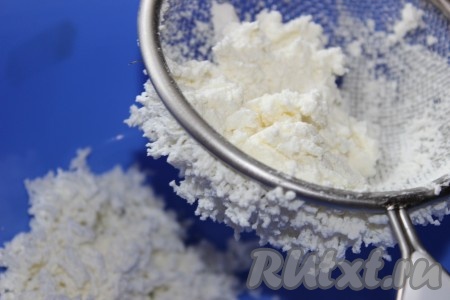 Творог протереть через сито.
