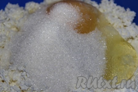 Всыпать сахар и щепотку соли.