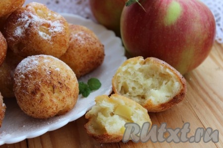 При подаче по желанию посыпать сахарной пудрой. Вот такие аппетитные творожные шарики, жареные в масле по этому рецепту, у меня получились.
