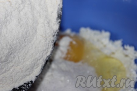 Муку просеять с разрыхлителем и добавить к получившейся творожной массе.
