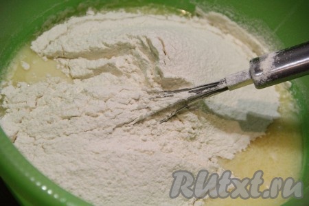 В получившуюся массу всыпать просеянную муку.&nbsp;
