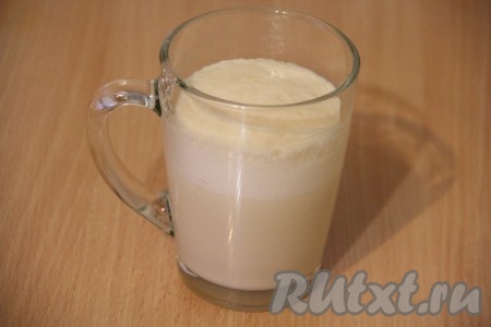 По прошествии 15 минут на поверхности дрожжевой смеси появится пышная шапка из пузырьков. Это значит, что наши дрожжи готовы к работе.