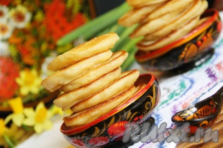 Нежные, воздушные оладьи, приготовленные на сухих дрожжах и кефире, подать к столу горячими с мёдом или вареньем. Посмотрите, какие аппетитные золотистые оладушки получились, просто невозможно устоять.