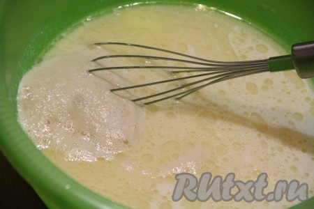  Далее влить запенившуюся дрожжевую смесь, хорошо перемешать.