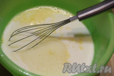  Затем влить кефир комнатной температуры и 2 столовых ложки растительного масла, добавить соль, перемешать.