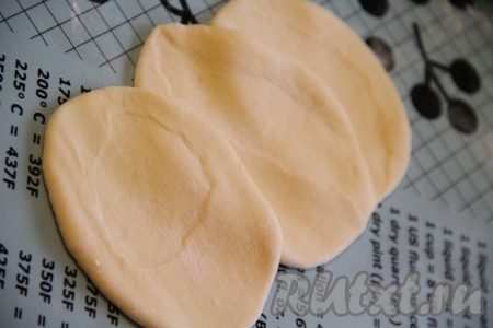 Каждый кусочек теста раскатать с помощью скалки в круг. Раскатывать нужно не слишком тонко, не до прозрачности. Иначе манты могут разорваться и сок вытечет, а нам нельзя этого допустить.