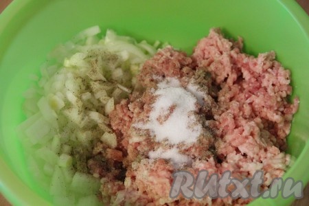 Добавить в фарш соль и перец.