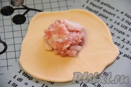 На тесто выложить часть начинки.