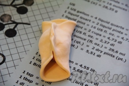 Сначала скрепить две стороны теста.