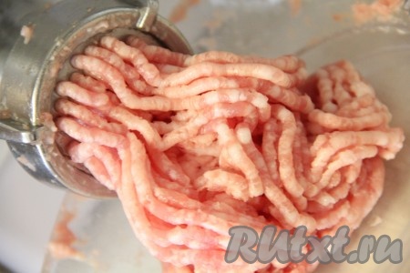  Пропустить мясо через мясорубку.