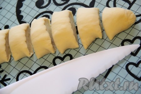 Нарезать колбаску из теста на небольшие кусочки.