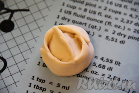 Скрепить получившиеся крылышки. Мы хорошо закрыли начинку внутри теста. Кстати, завернуть манты с фаршем можно и другими способами.
