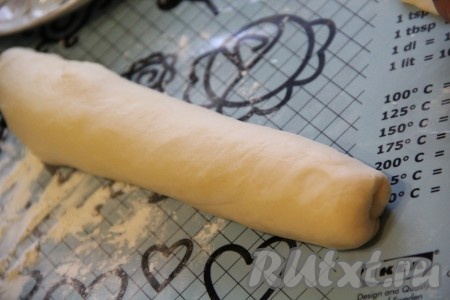  Из теста сформировать колбаску и слегка припылить её мукой.